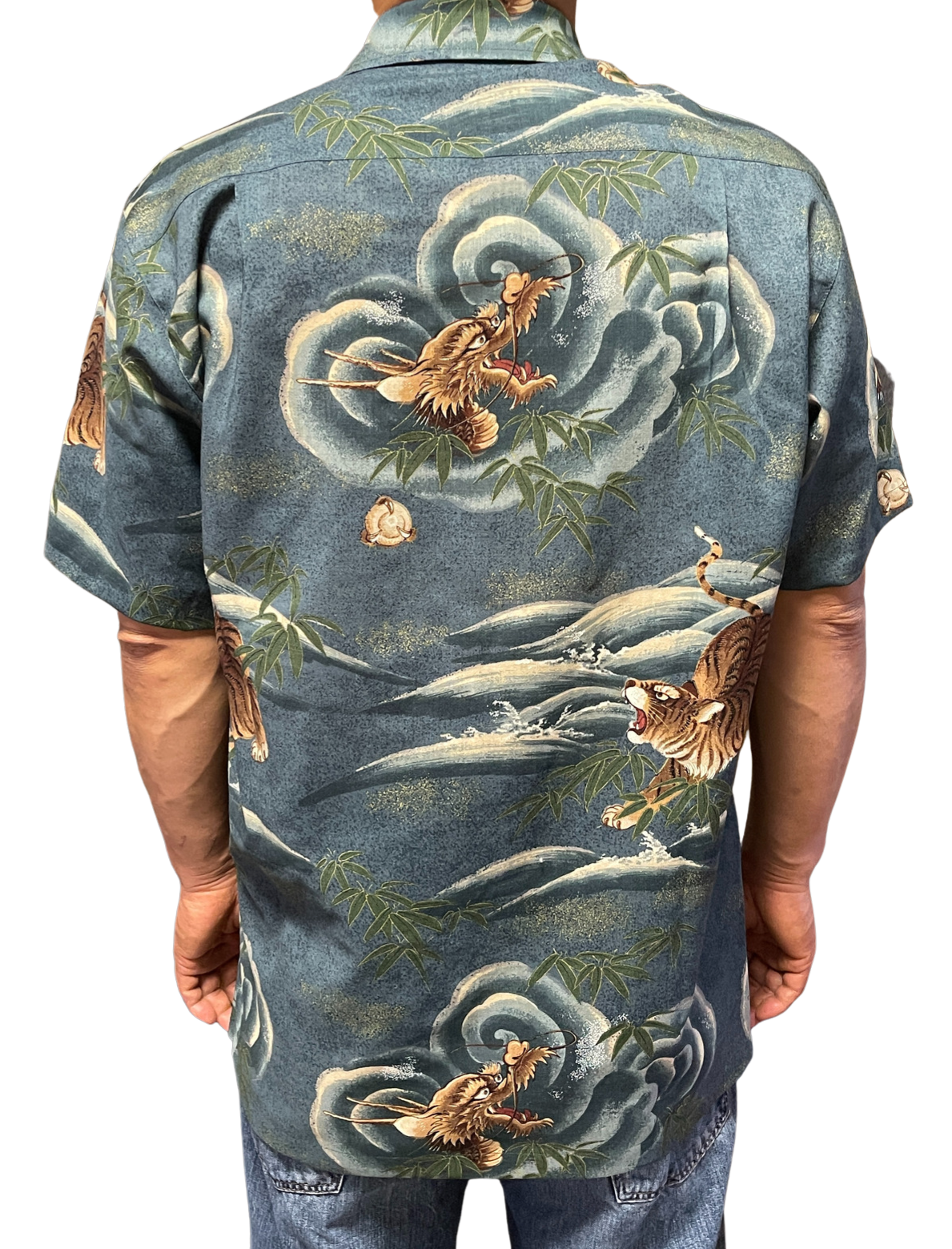 Beliebtes Muster! Ein stilvoller Aloha mit einem Symbol für ein Glück und ein Muster eines Drachen, eines alten Schutzengottes